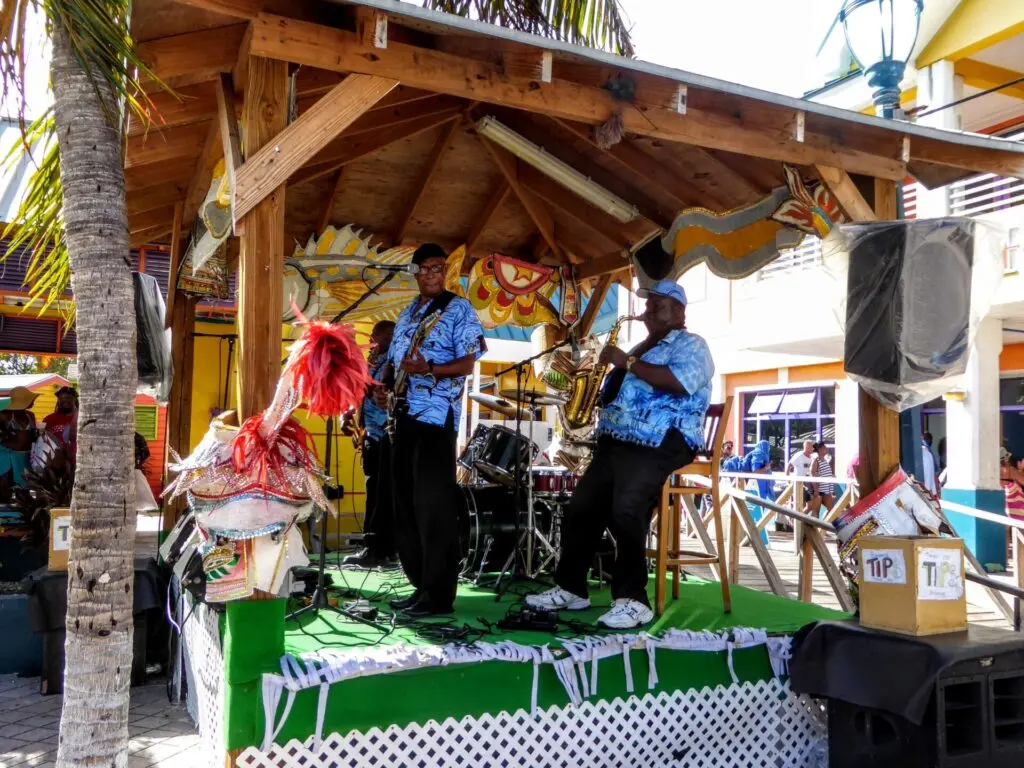 Musiker am Hafen von Nassau auf den Bahamas 