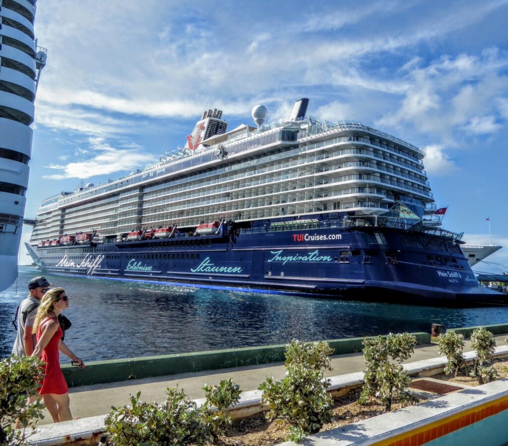Mein Schiff am Hafen von Nassau auf den Bahamas