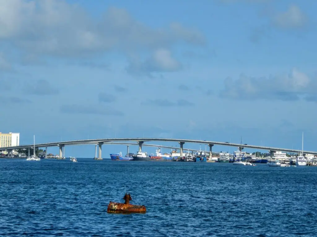 Brücke am Meer von Nassau auf den Bahamas