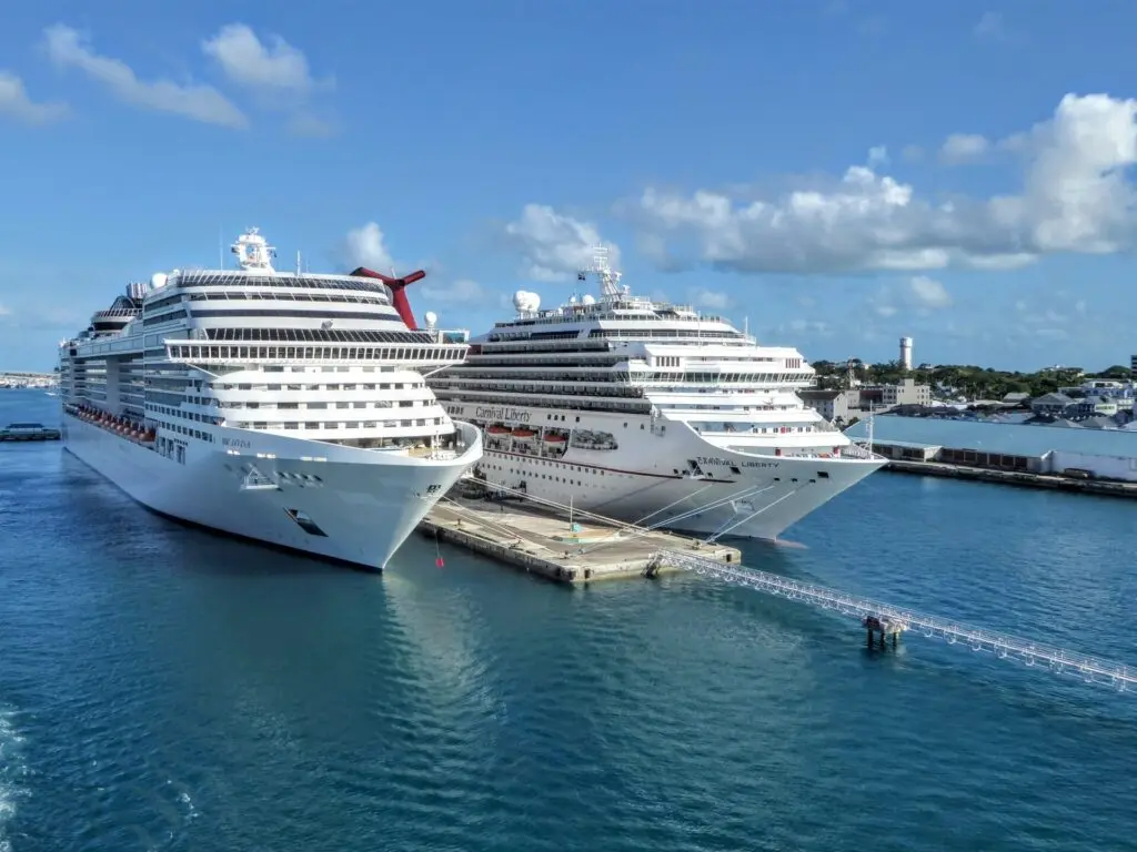 Zwei Kreuzfahrtschiffe am Hafen von Nassau auf den Bahamas