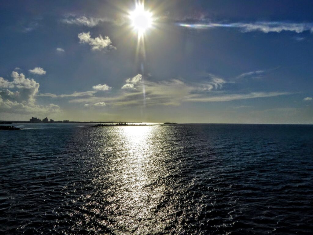 Sonnenuntergang am Hafen von Nassau auf den Bahamas