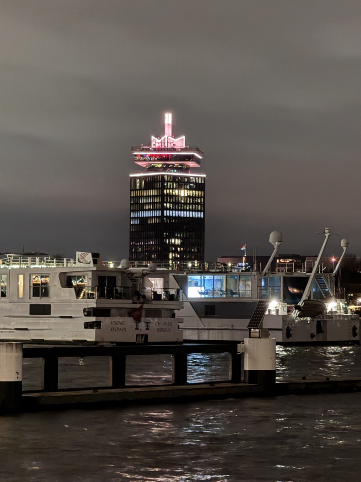 A’DAM Lookout bei Nacht in Amsterdam