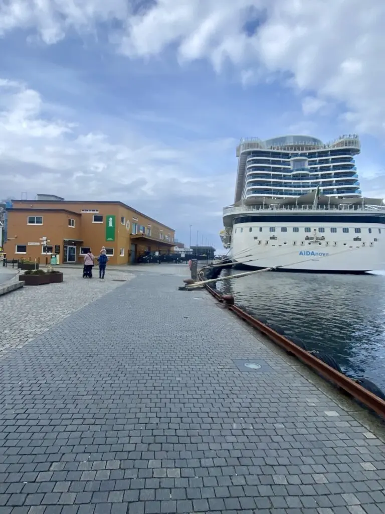 Aidanova am Hafen von Stavanger