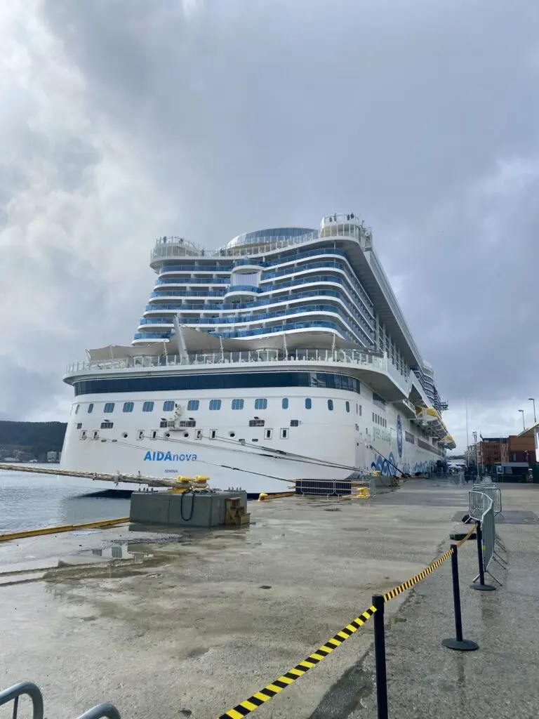 Aida nova am Hafen von Alesund