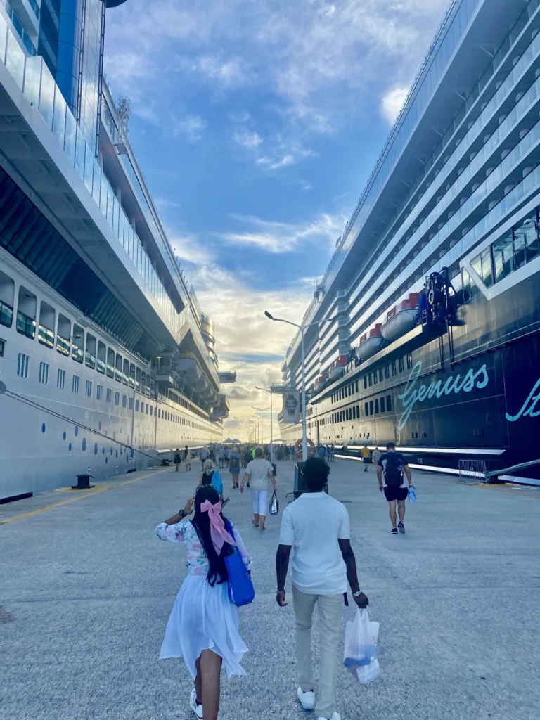 Zwei große Kreuzfahrtschiff am Hafen von Philipsburg in St. Maarten