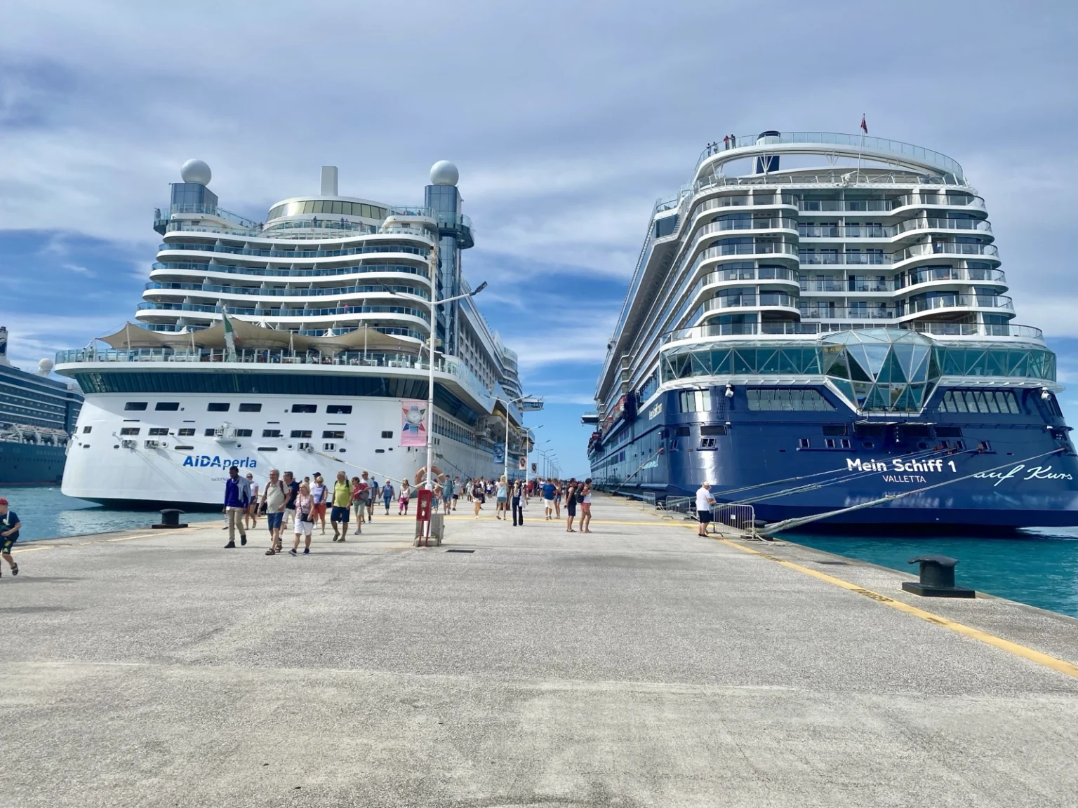 Zwei große Kreuzfahrtschiff am Hafen von Philipsburg in St. Maarten