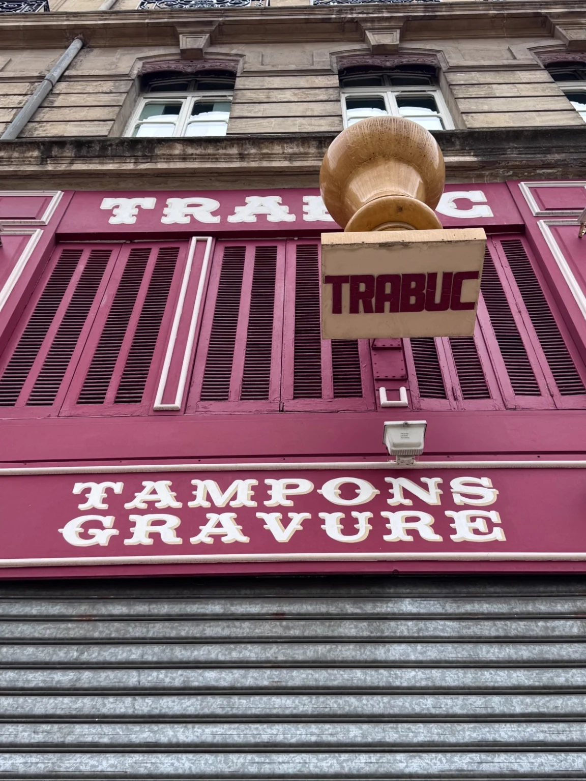 Buntes Haus mit Stempel im Zentrum Marseille