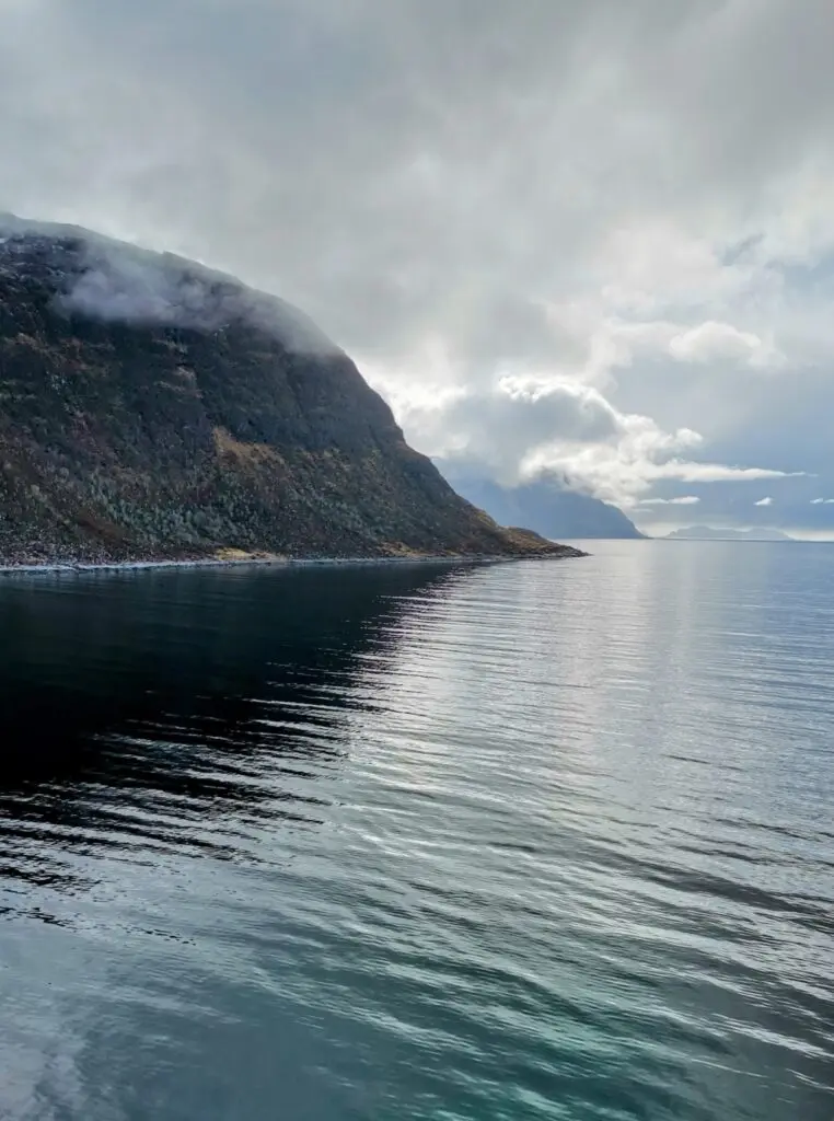 Auslaufen von Alesund mit Fjordblick und Bergen