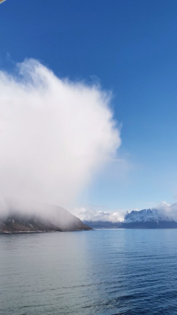 Auslaufen von Alesund mit Fjordblick und Bergen