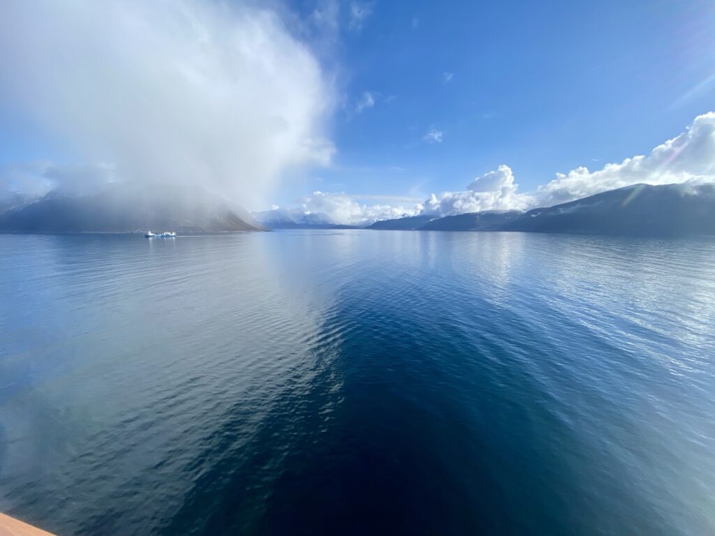 Auslaufen von Alesund mit Fjordblick und Bergen