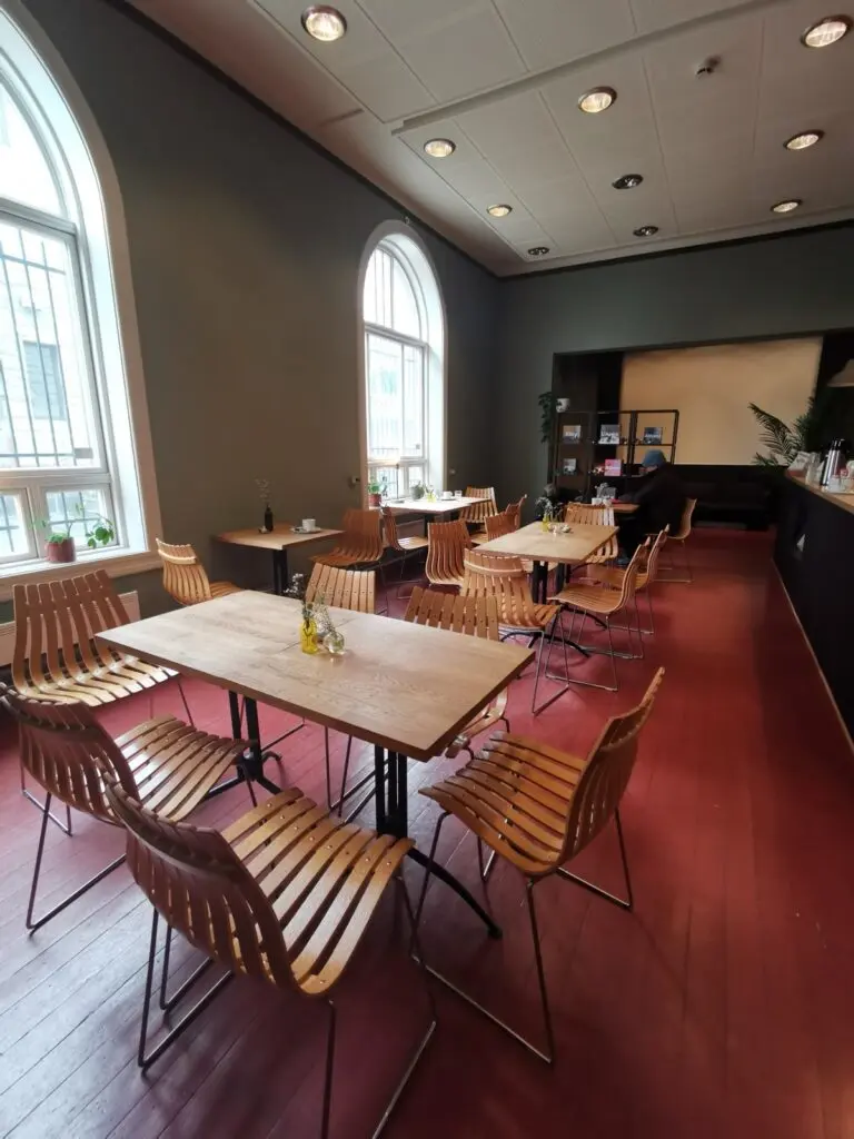 Café in der Schwanenapotheke (Svaneapotek) in Alesund