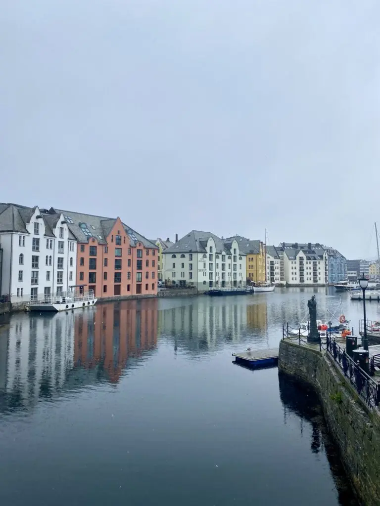 Blick auf bunte Häuserzeile in Alesund