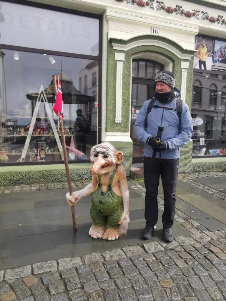 Mann mit Troll in Alesund Zentrum