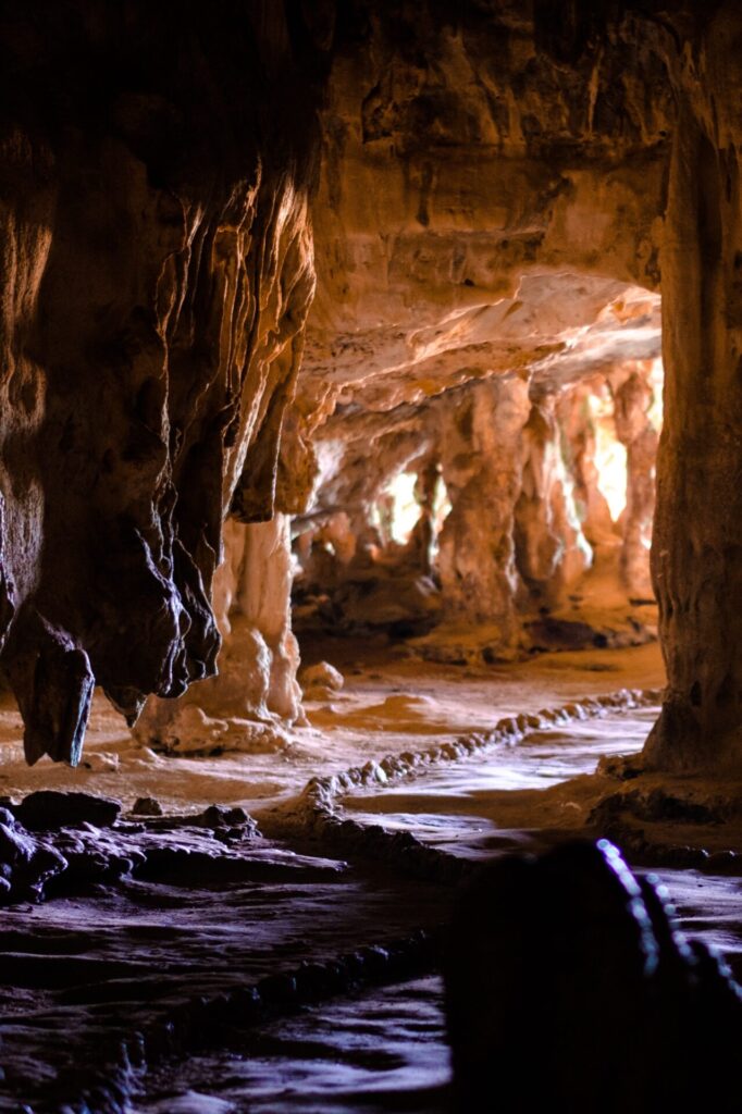 Blick in eine große Höhle von Fontein Grot auf Aruba