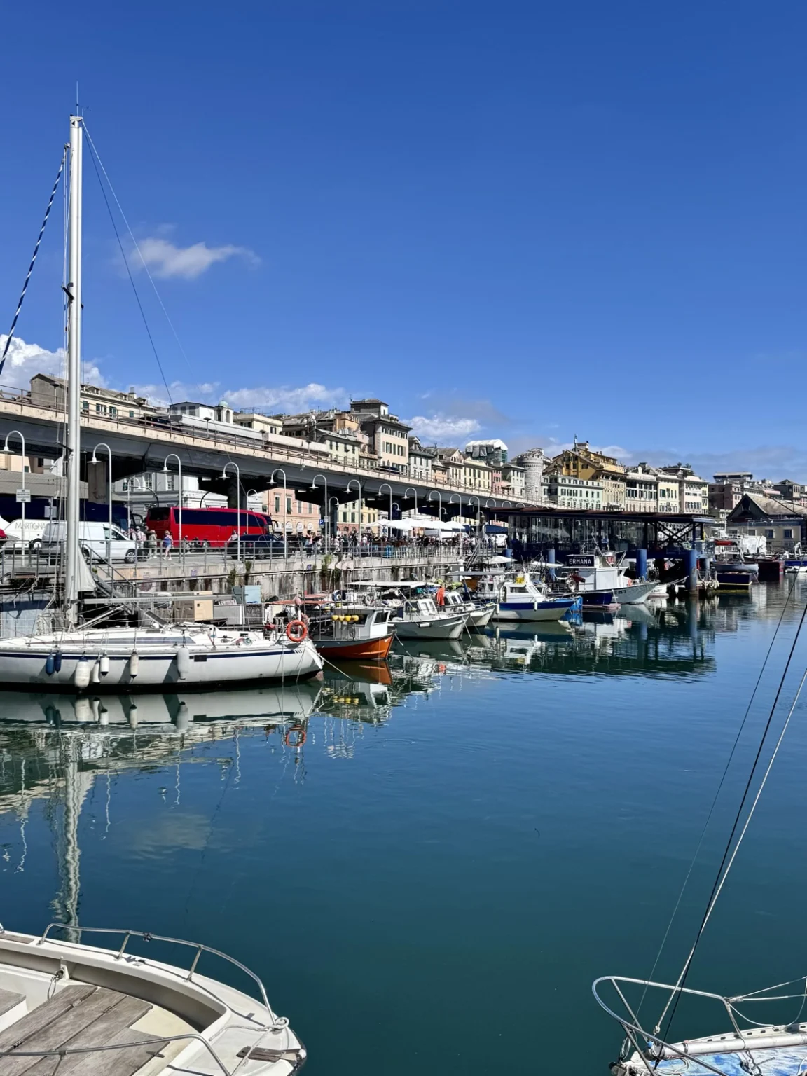 Kleiner Hafen in Genua