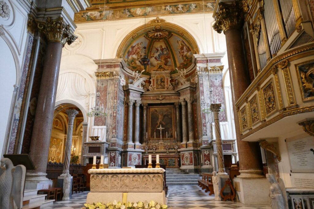 Mittelgang und Altar im Dom von Amalfi