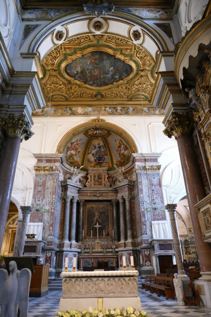 Mittelgang und Altar im Dom von Amalfi