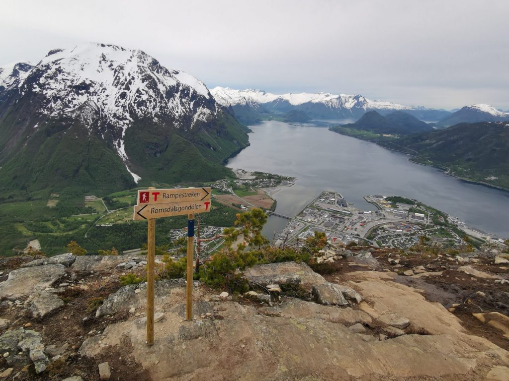 Schilder Wanderweg auf dem Nesaksla