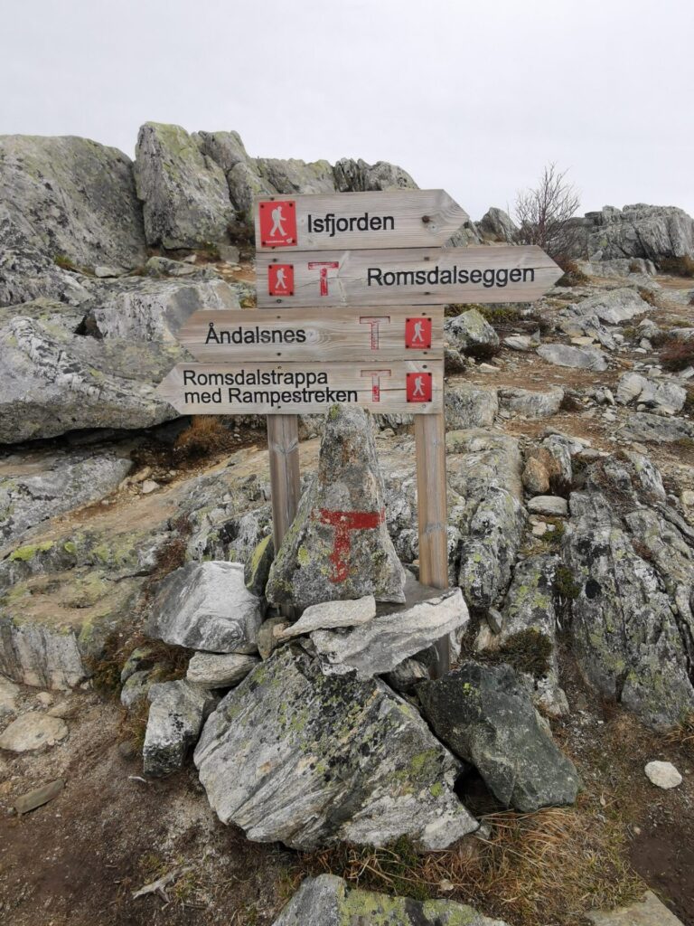 Schilder Wanderweg auf dem Nesaksla