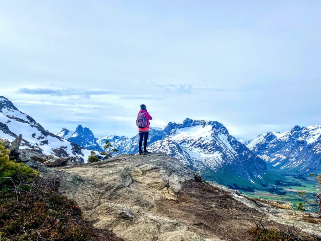 Ausblick vom Nesaksla mit Frau von hinten