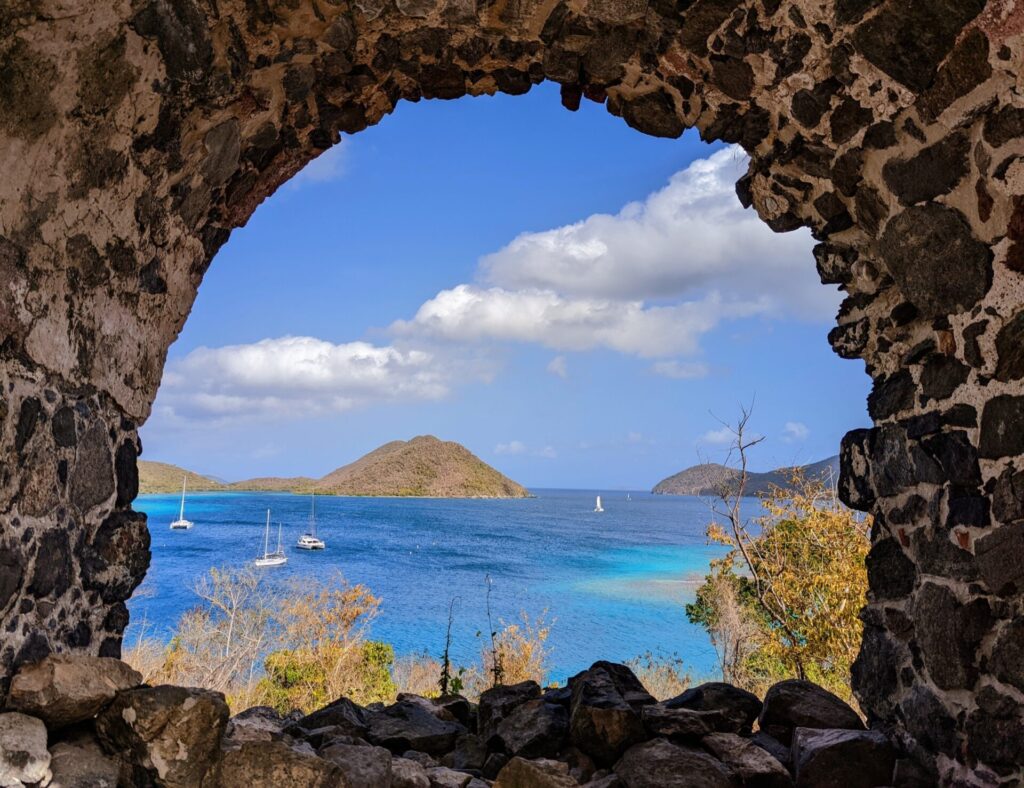 Blick durch ein Festungsfenster auf das karibische Meer in Tortola Road Town