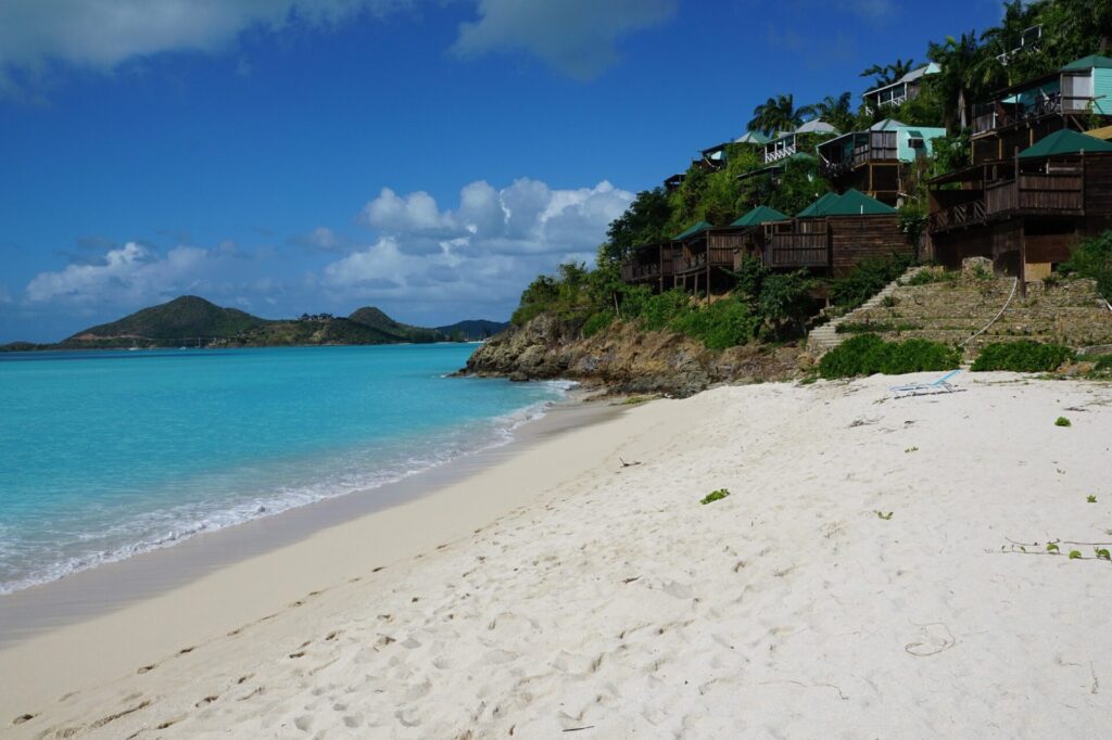 Strand mit türkisem Meer auf Antigua St. Johns
