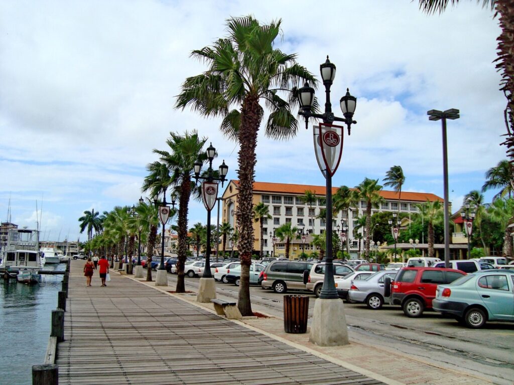 Promenade mit Palmen in Oranjestad auf Aruba