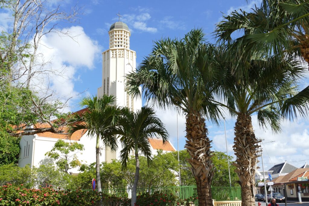 Old Protestant Church mit Palmen auf Aruba