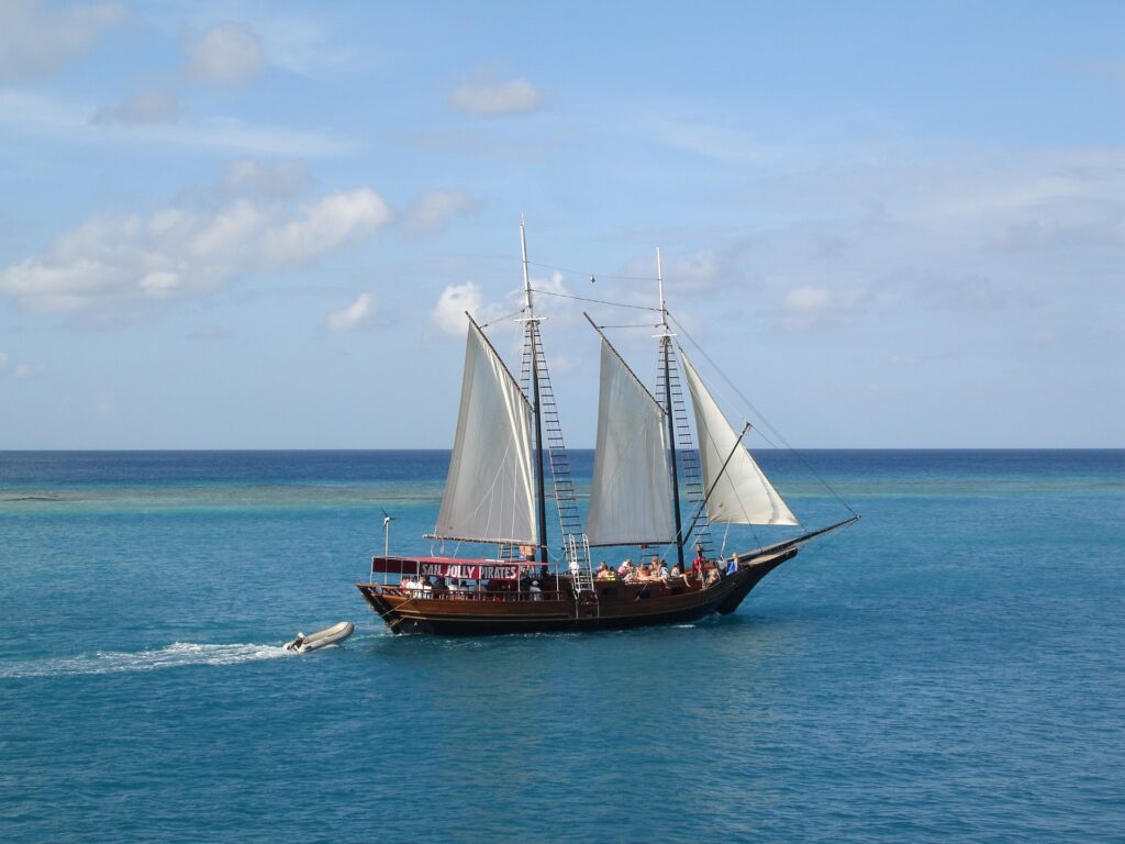 Segelschiff in Meer auf Aruba 