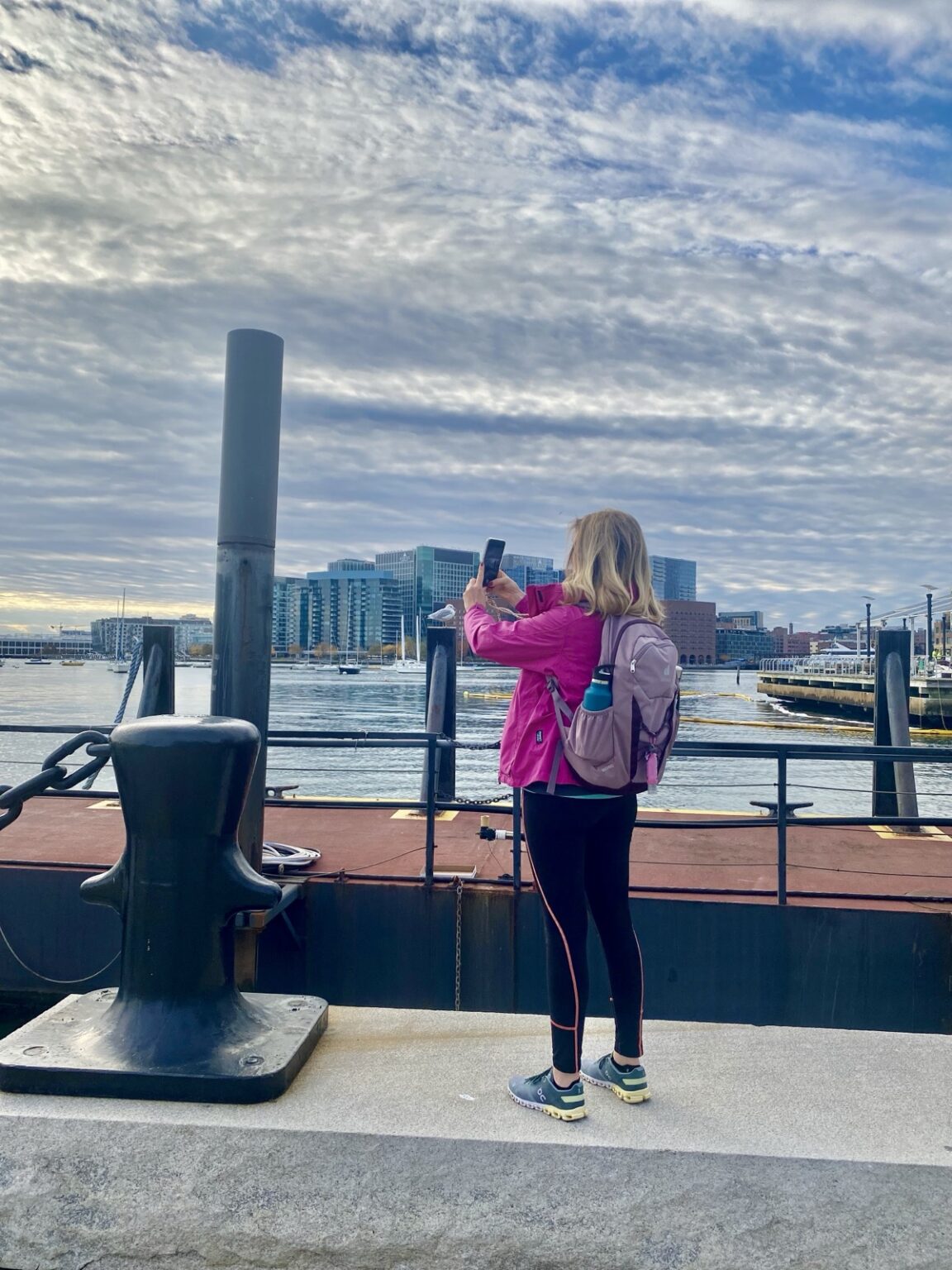 Frau am Viewpoint Long Wharf in Boston
