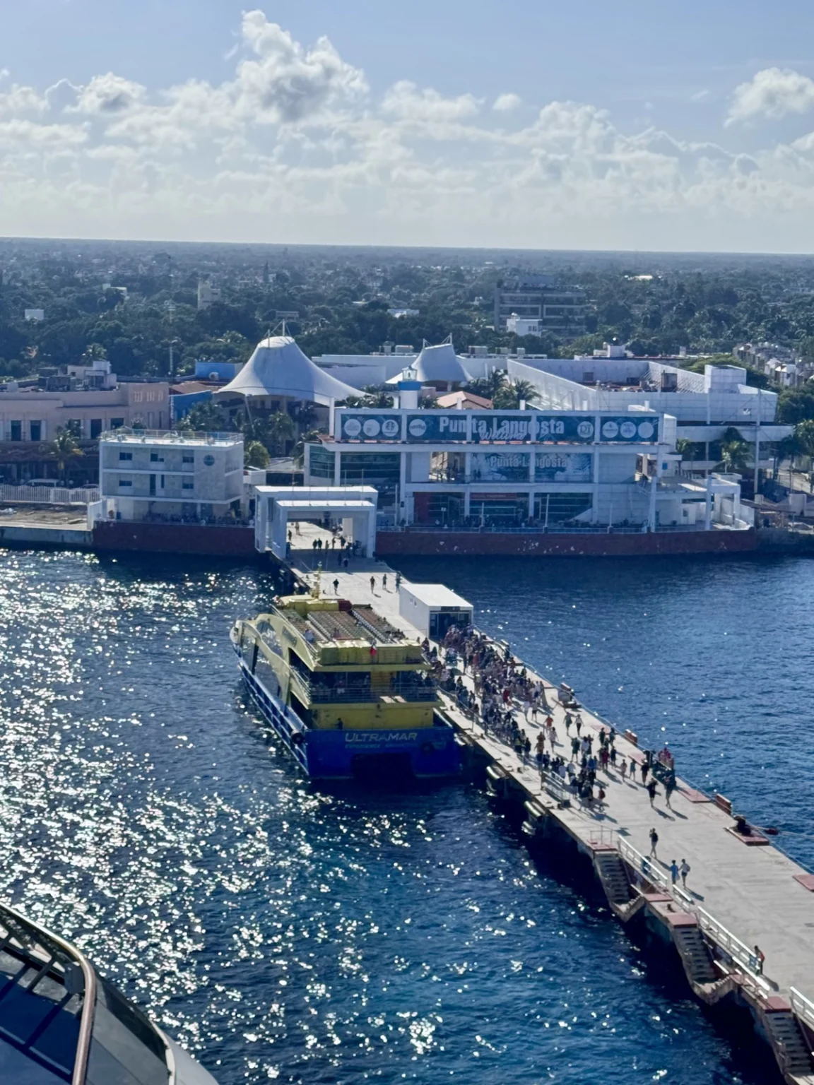 Ausflugsboot am Hafen Punta Langosta