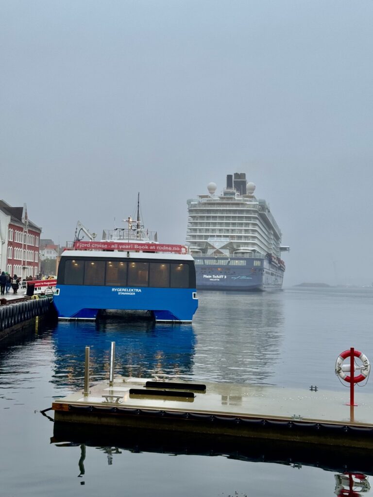 Blaues Elektroboots am Hafen von Stavanger
