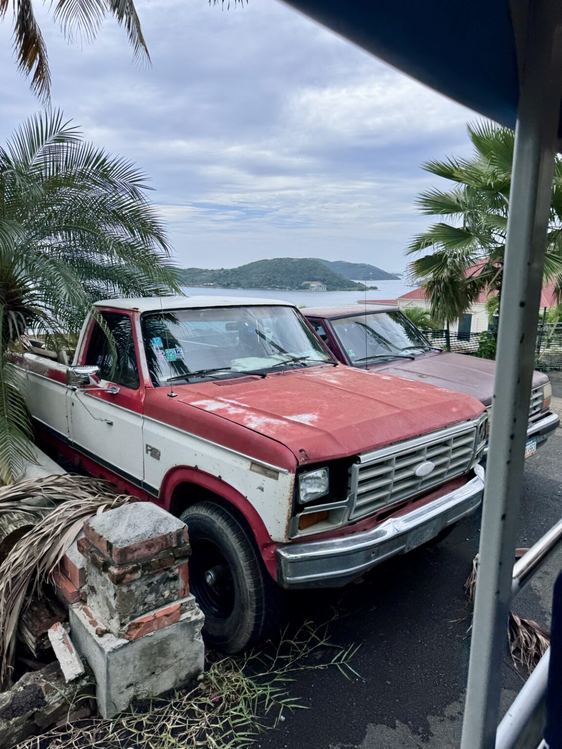 Parkplatz mit großem Auto in St. Thomas