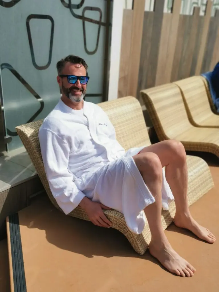 Mann im Bademantel auf Kreuzfahrtschiff