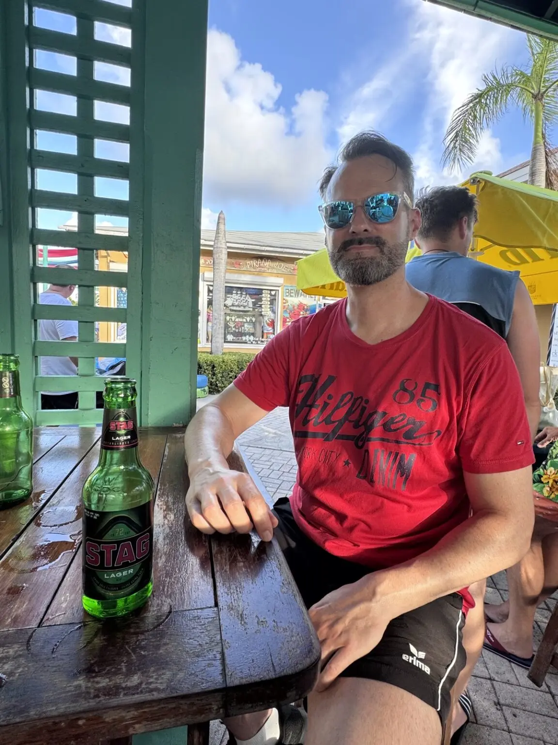 Tourist genießt lokales Bier in Hafenbar St. Kitts