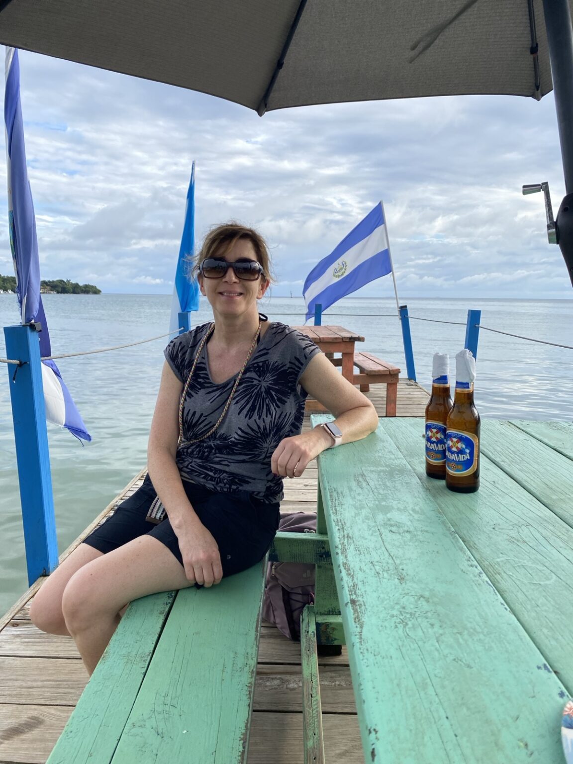 Frau mit Bier am Hafen Roatan