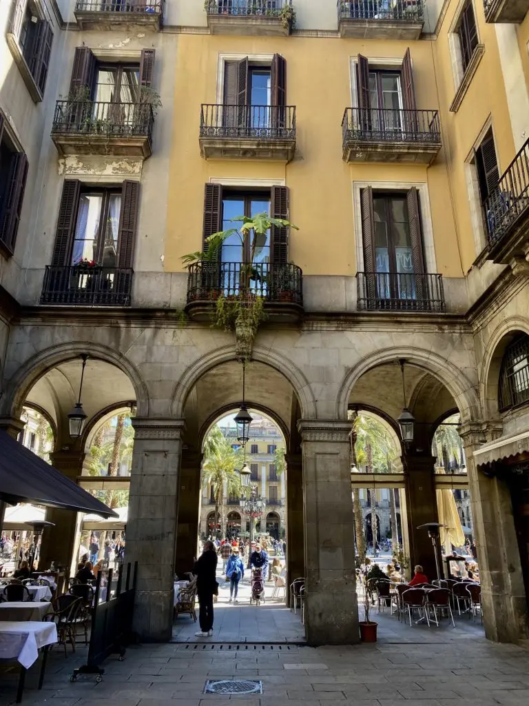 Eingagn Plaça Reial in Barcelona