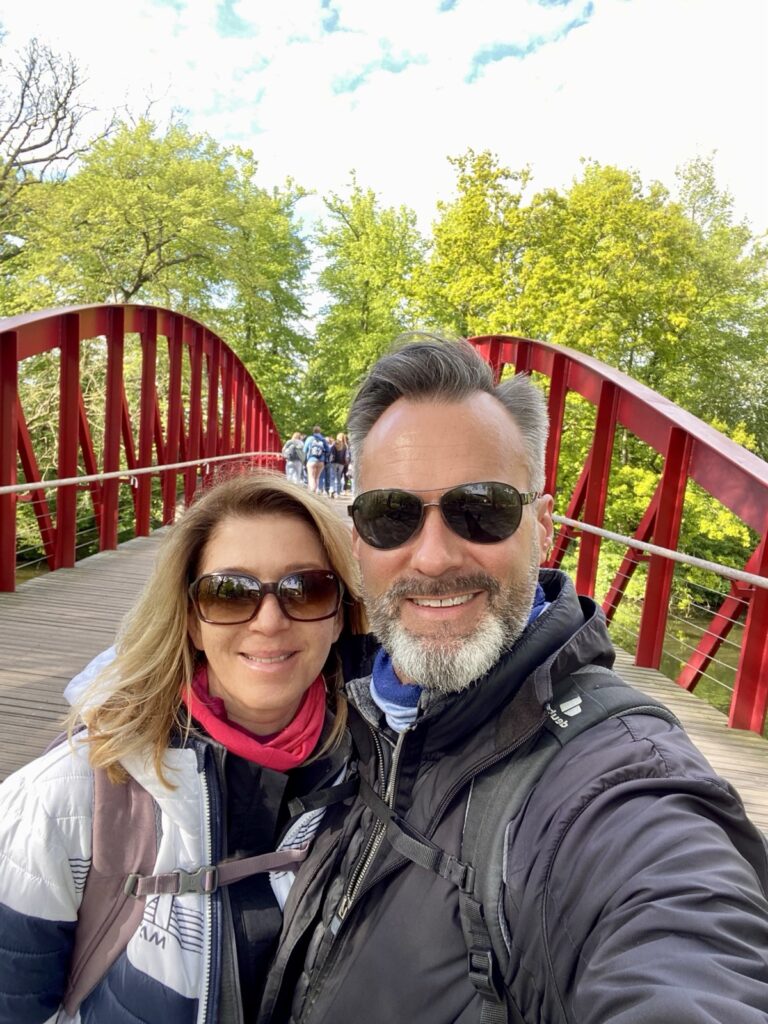 Pärchen vor roter Brücke in Brügge