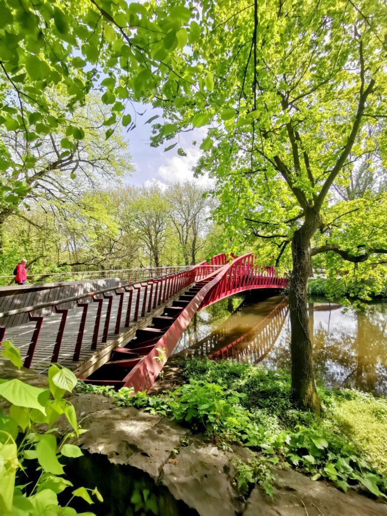 Rote Brücke zum Zentrum in Brücke