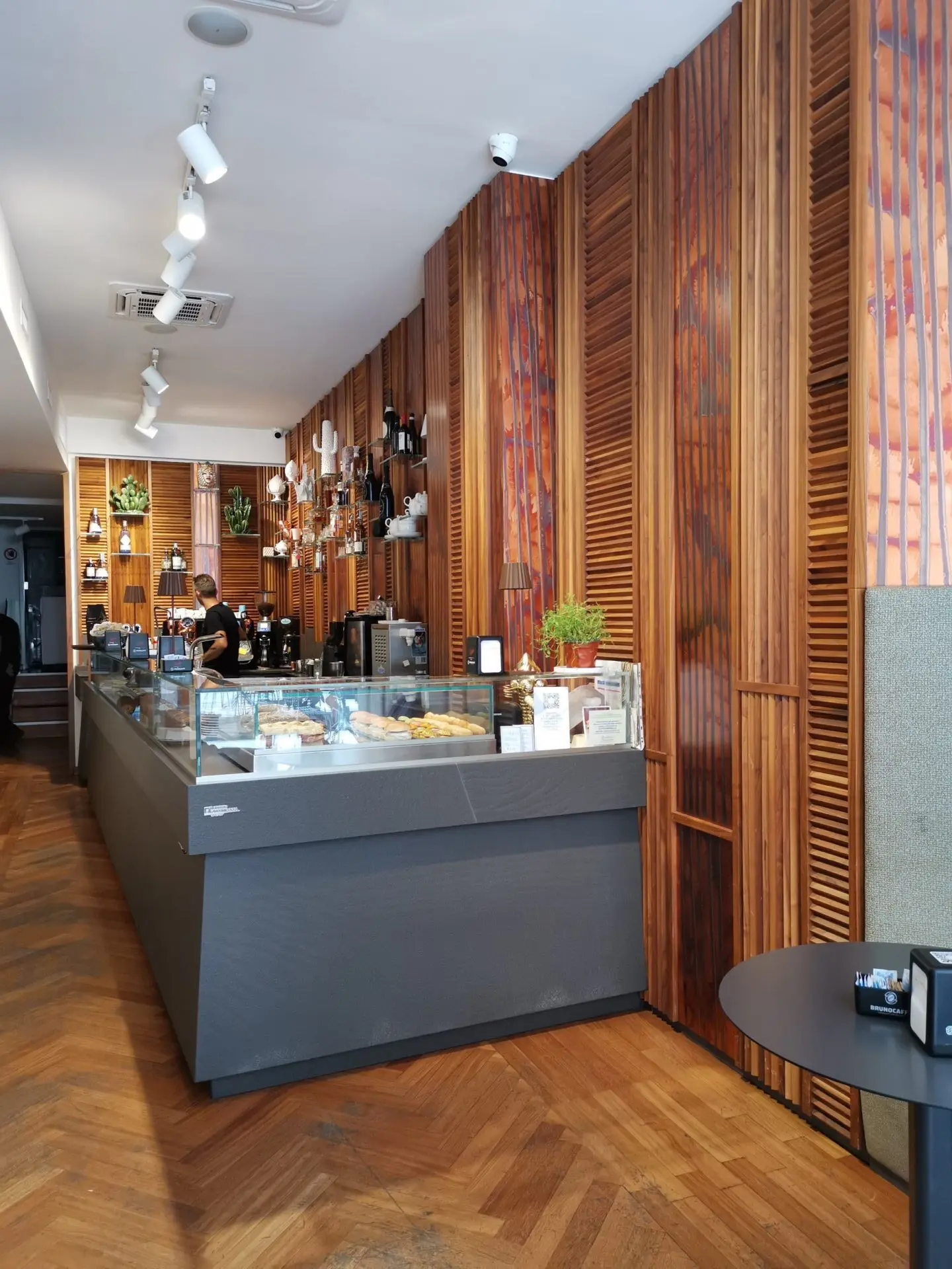 Blick in ein Kaffe in Bari