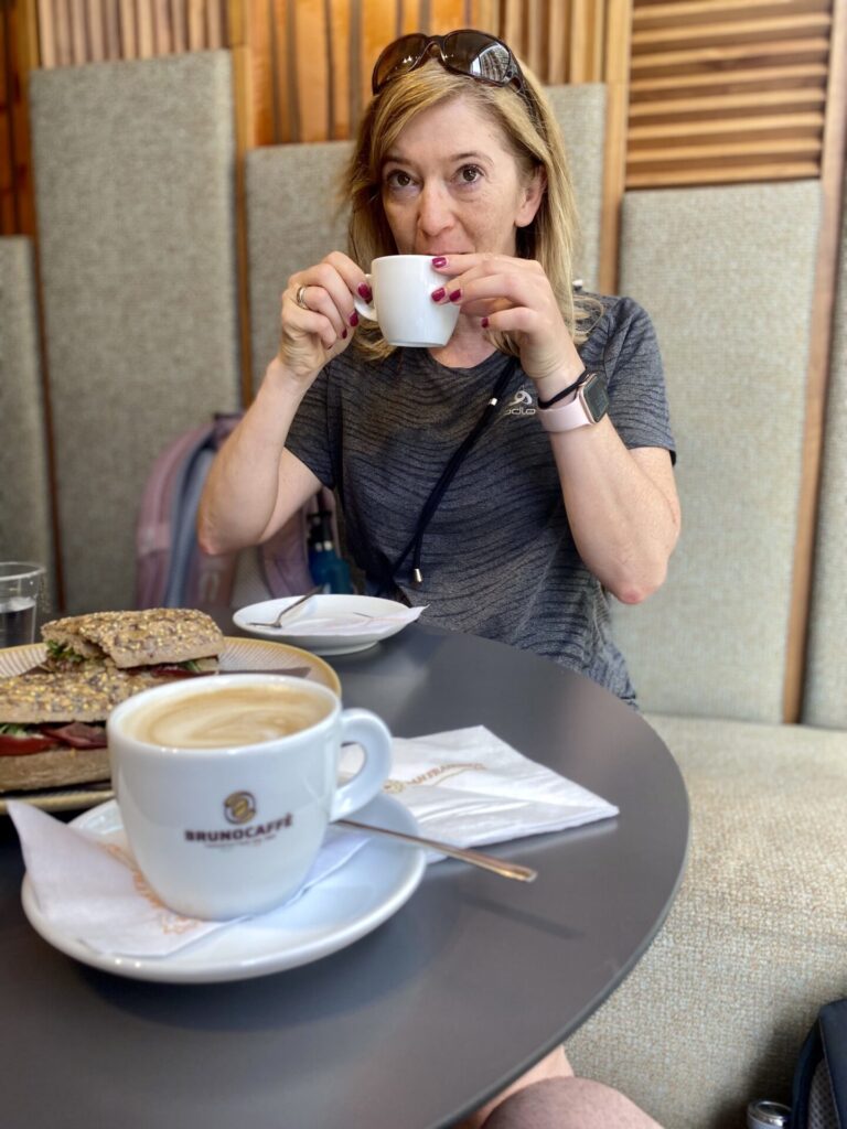 Blick in ein Kaffee mit Frau beim Kaffeetrinken in Bari