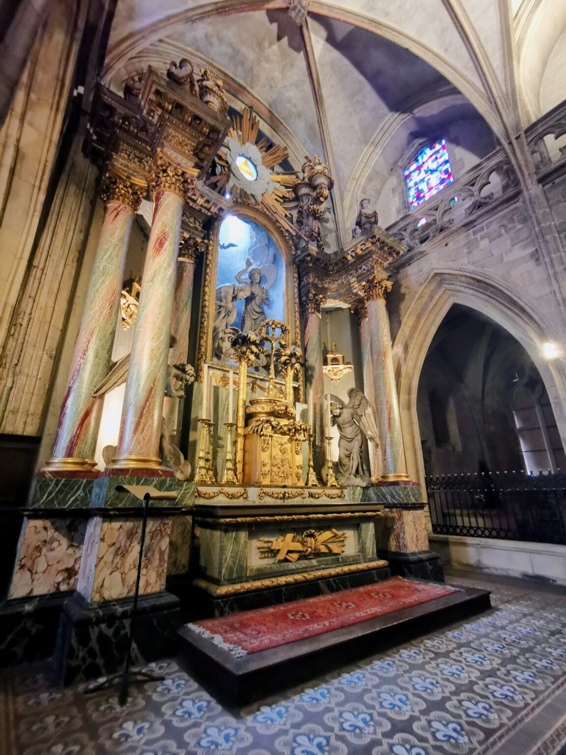 Basilika Sainte-Trinité von innen