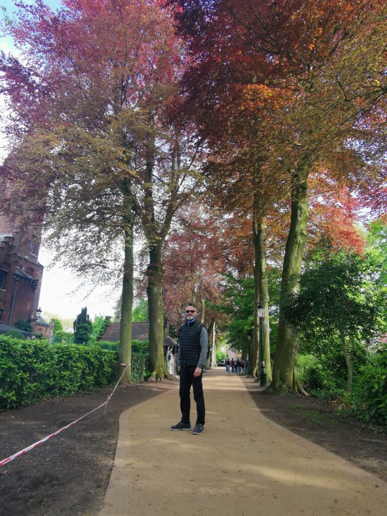 Mann im Minnewater Park in Brügge