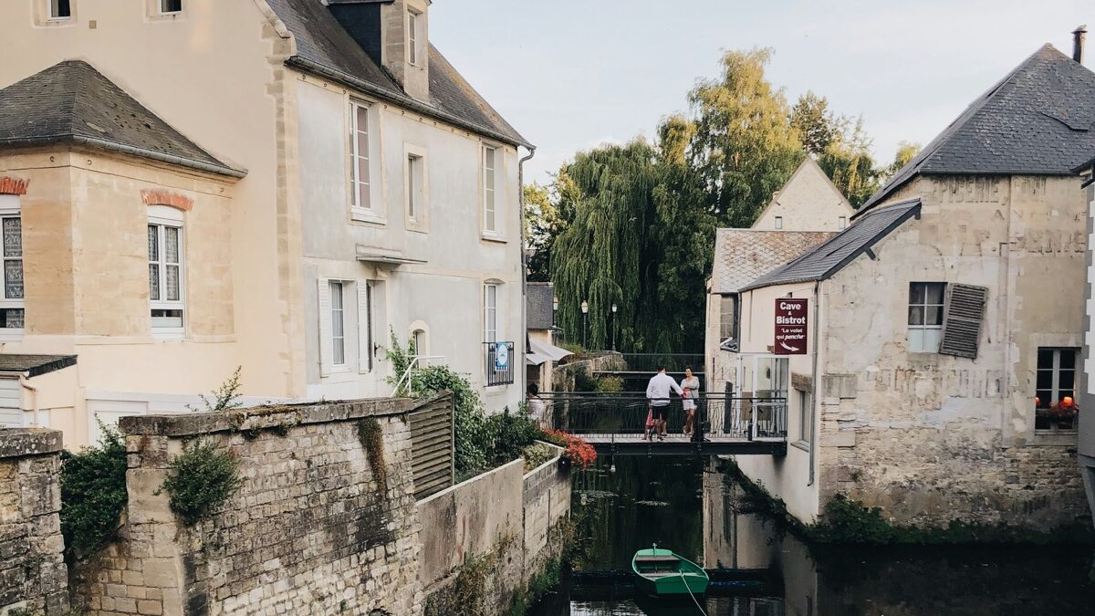 Blick in einen Kanal im Zentrum von Bayeux