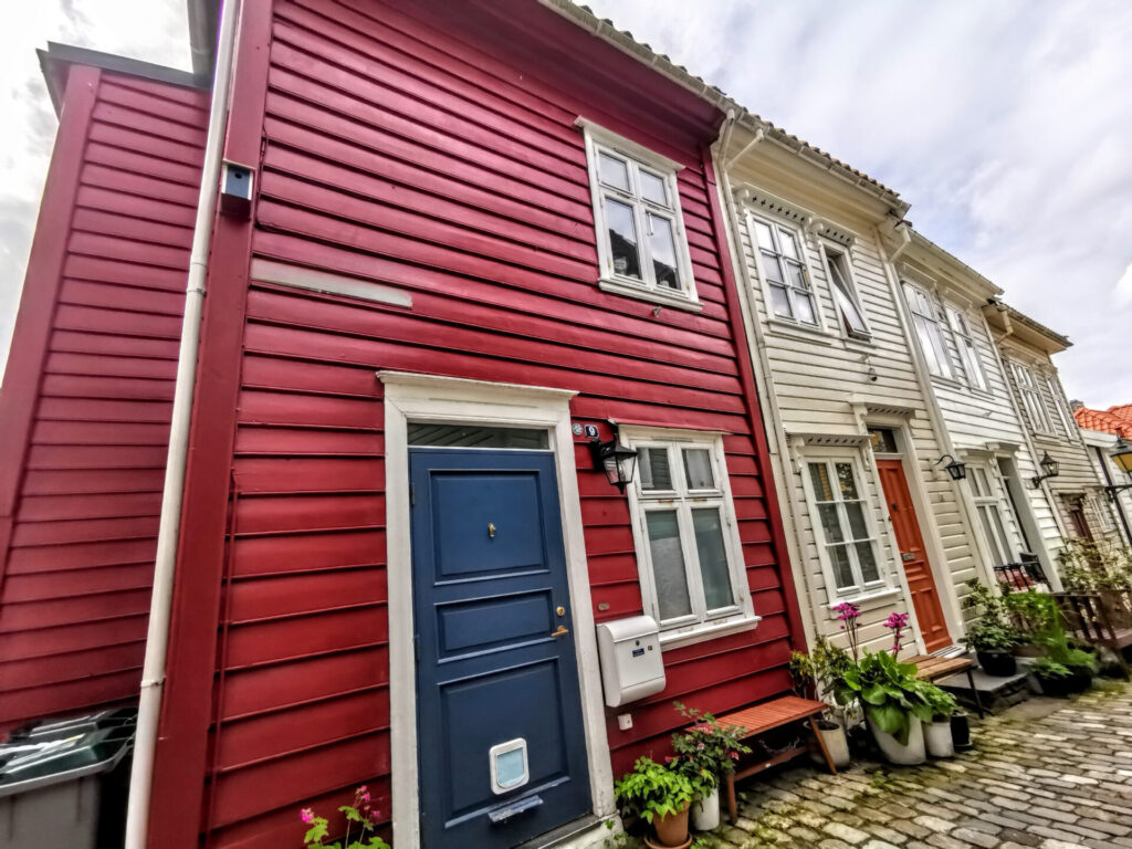 Bunte Holzhäuser in Bergen