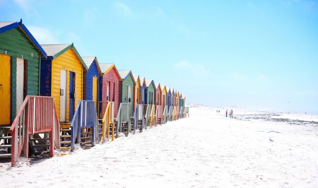 Bunte Holzhäuser am Strand in der Karibik