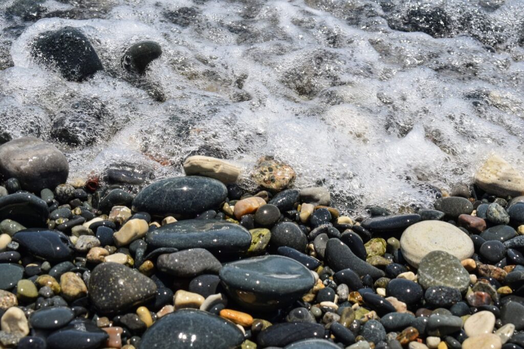 Steine und Meer in Dominica Roseau 