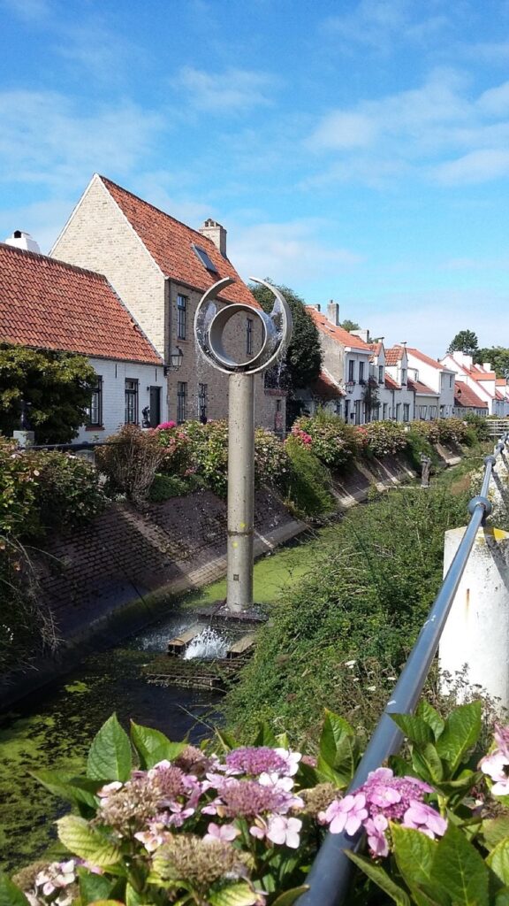 Häuserzeile und Bach in Lisswege