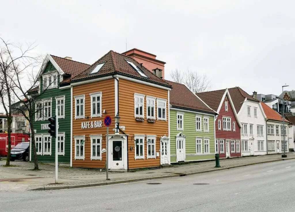 Bunte Holzhäuser in Bergen Nostet