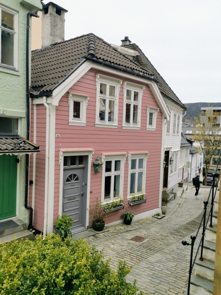 Bunte Holzhäuser in Bergen Nostet